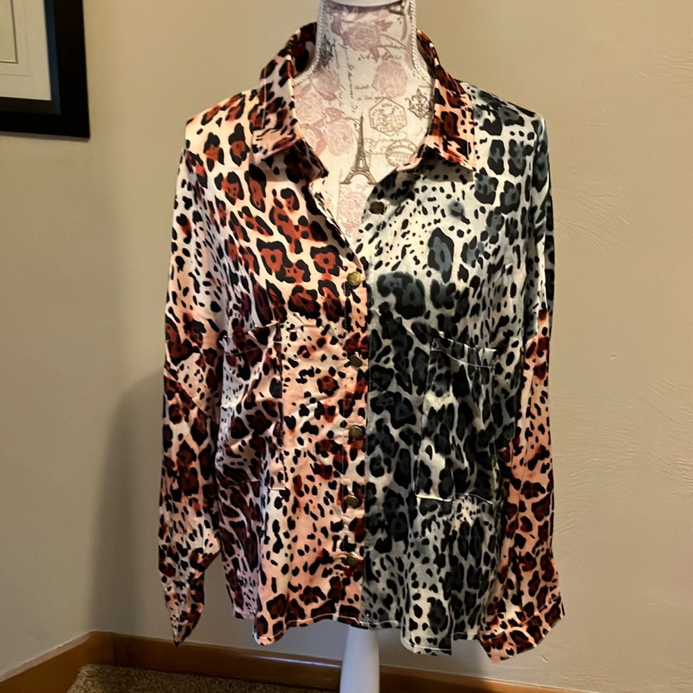 POL.  LONG SLEEVE ANIMAL PRINT BLOUSE. SIZE SMALL. OVERSIZED! NWOT FRONT POCKETS
